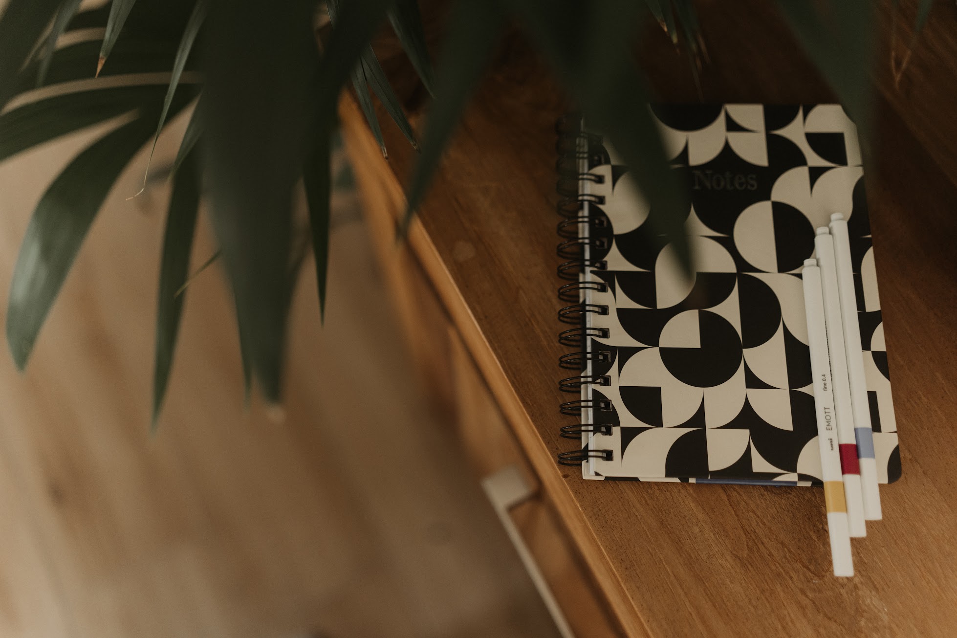 Carnet de notes et crayons sur un bureau en bois
